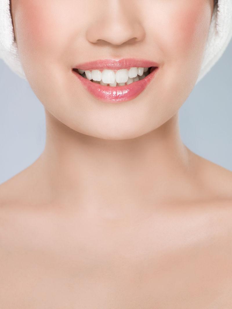 美女的白色牙齿