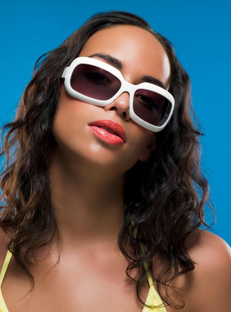 带着时尚墨镜的美女