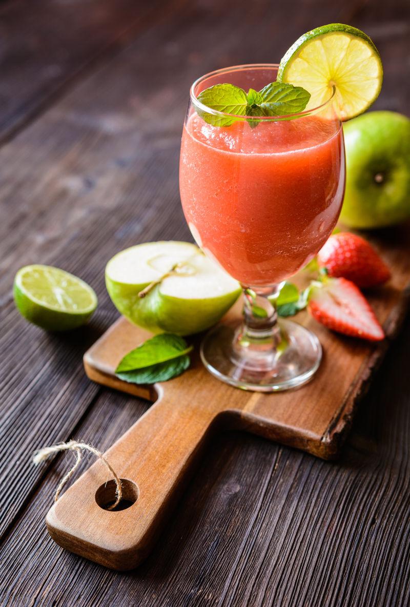 新鲜有机冰沙配苹果草莓和石灰