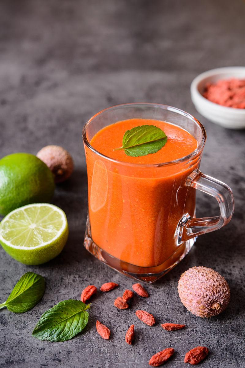 枸杞和石灰在玻璃瓶中健康冰沙