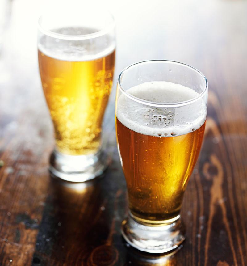 木桌顶上的啤酒杯