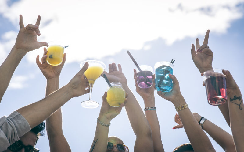 在海滩派对上聚会跳舞的人