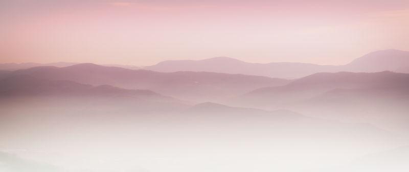 有雾的天气里的山峦