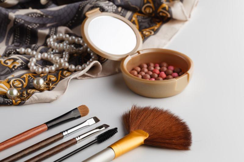 化妆刷和化妆品放在桌子上