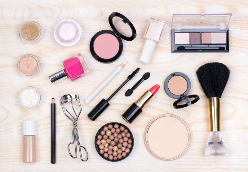 木质背景上的女性化妆品