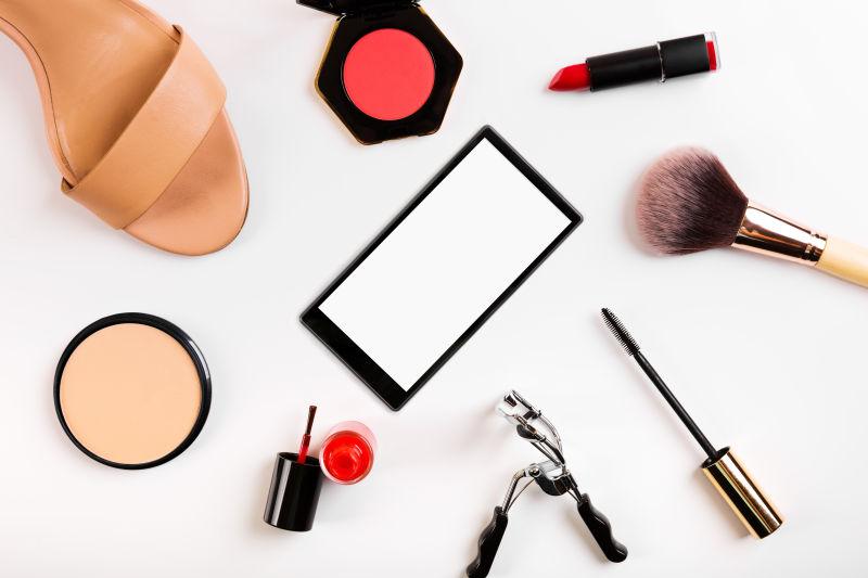 空白屏幕的智能手机和女性化妆品