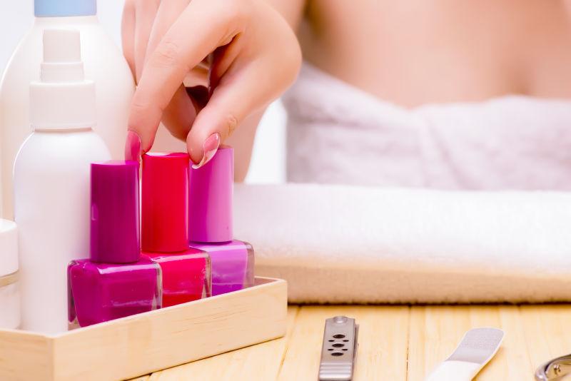 选择美甲颜色的女人