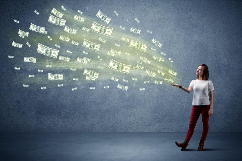 在女人手里飞出去的钱