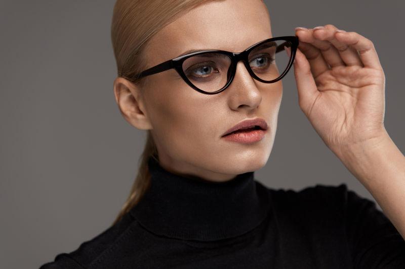 戴着黑色时尚眼镜的美女