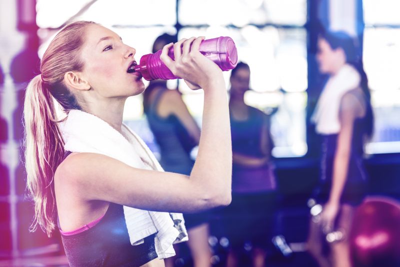 健身完在和运动饮料的美女