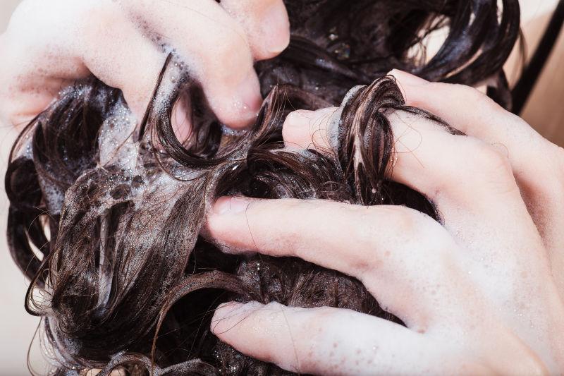 用洗发水洗发的美女