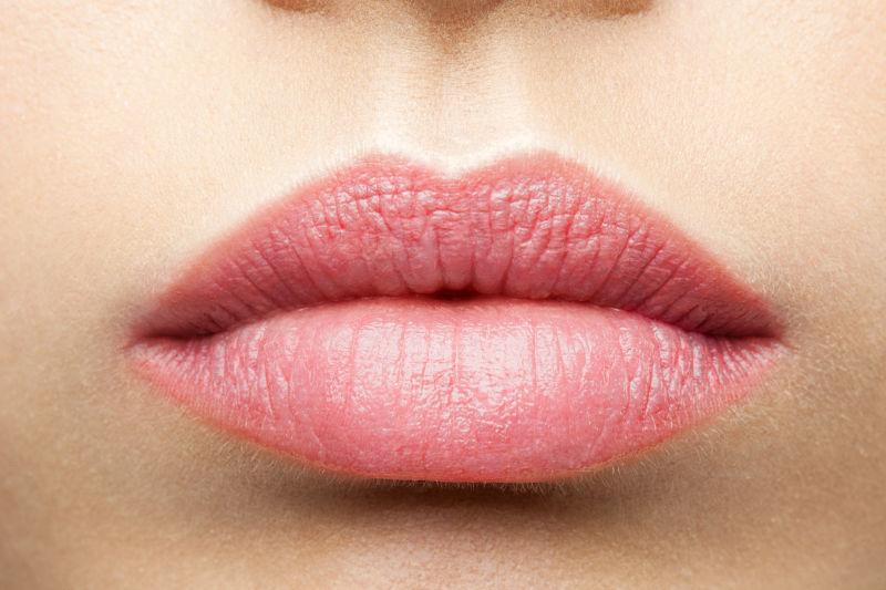 美女的粉红色嘴唇