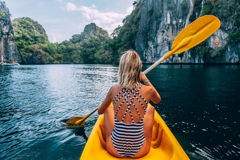 湖面上划船的比基尼美女