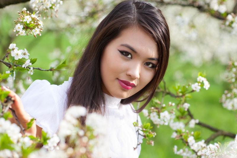 有樱花花肖像的年轻女子