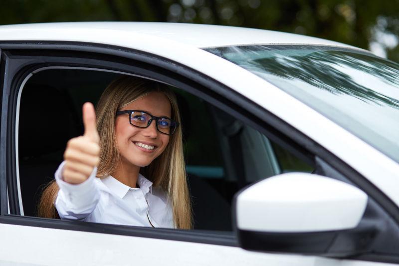 车内美女向车窗外竖拇指