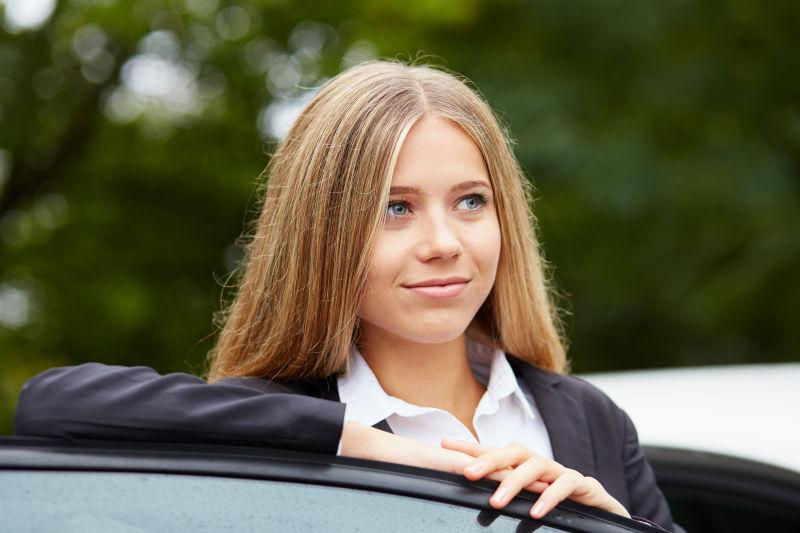 倚靠车门微笑的美女