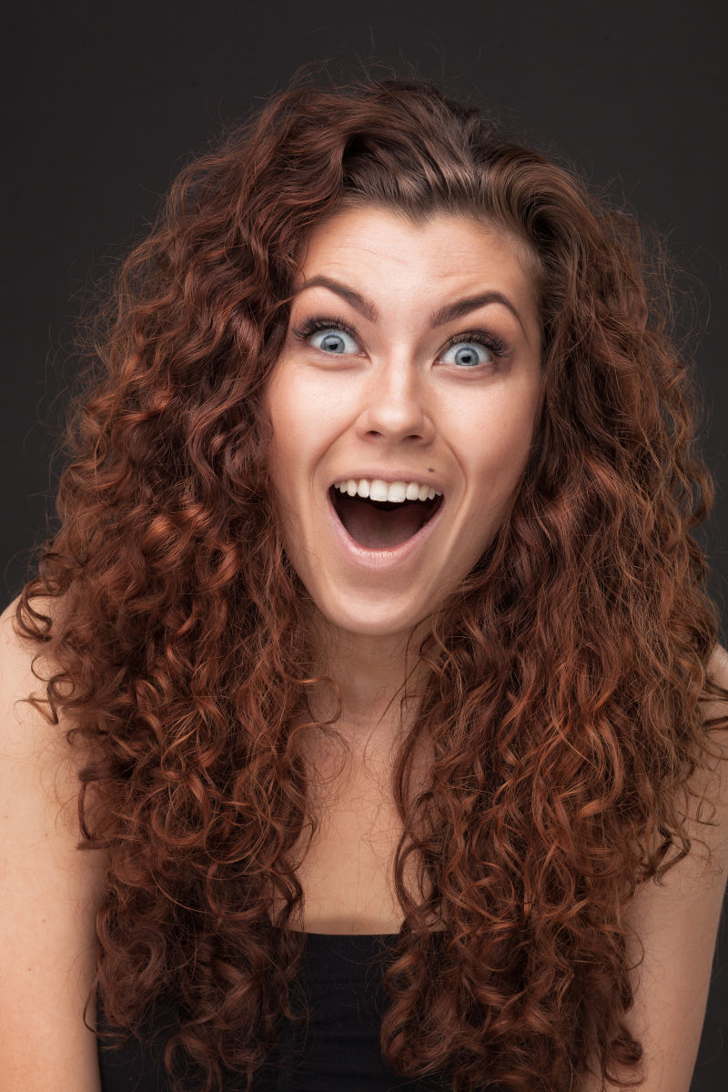 非常惊讶的卷发美女