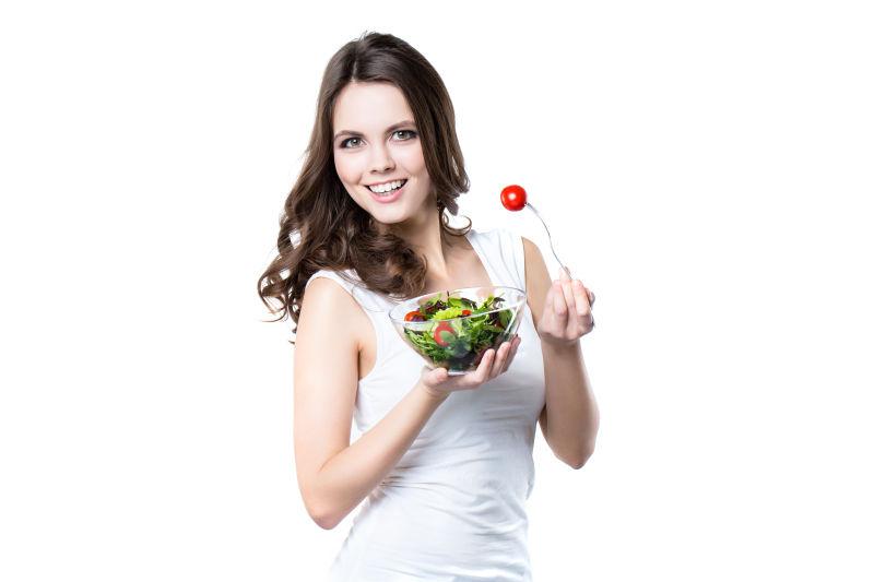 健康妇女与沙拉