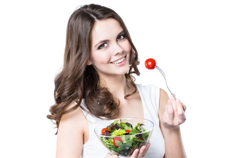 漂亮女孩吃新鲜蔬菜沙拉