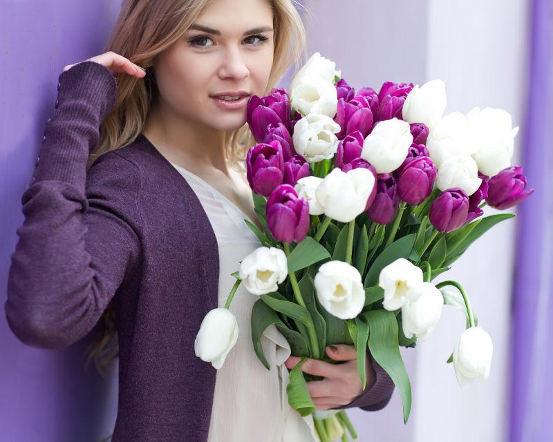 紫色背景美女抱着郁金香