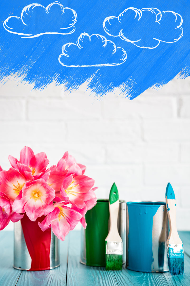 木桌上的郁金香花束与背景涂鸦