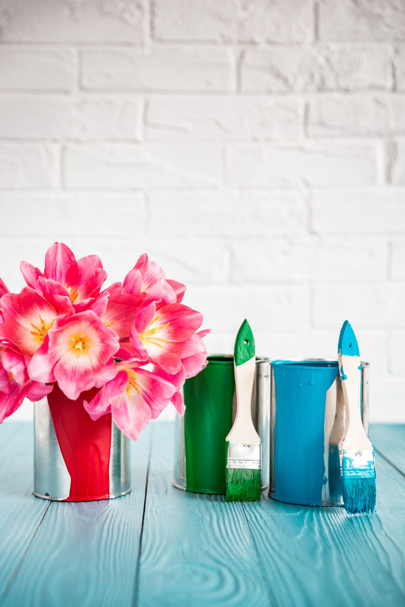 木桌上的郁金香花束