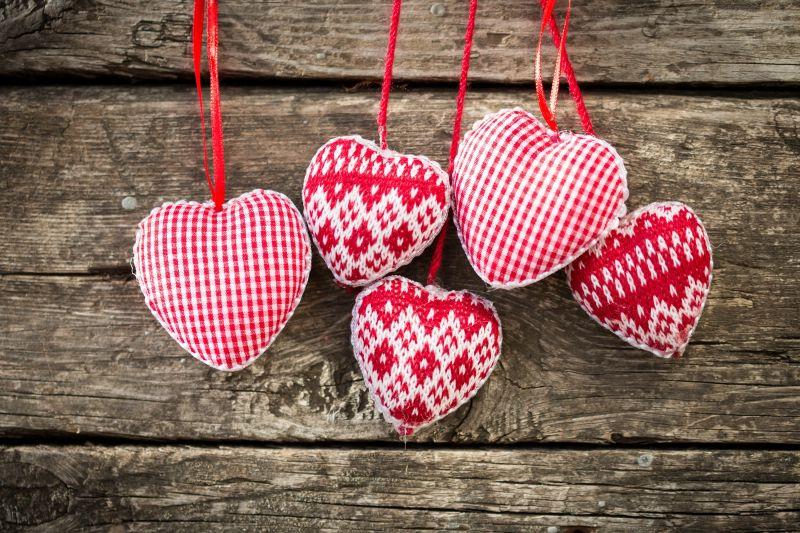 木制背景上的针织心