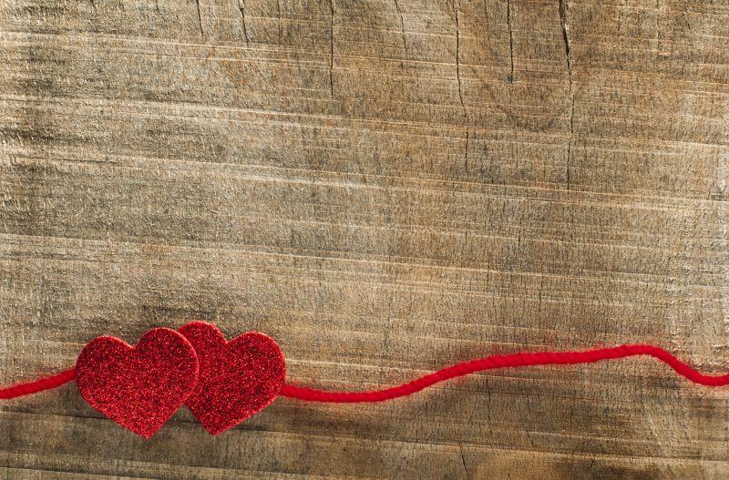 木制背景上的红色背带