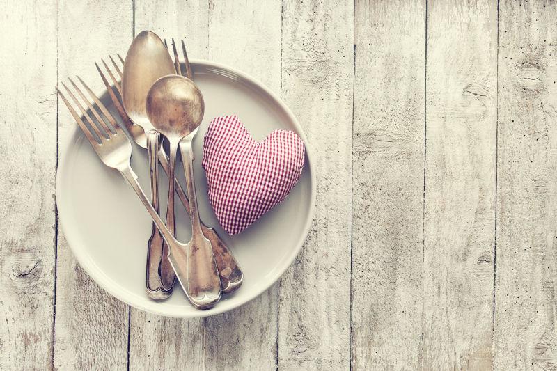 情人节盘子和毛绒心脏