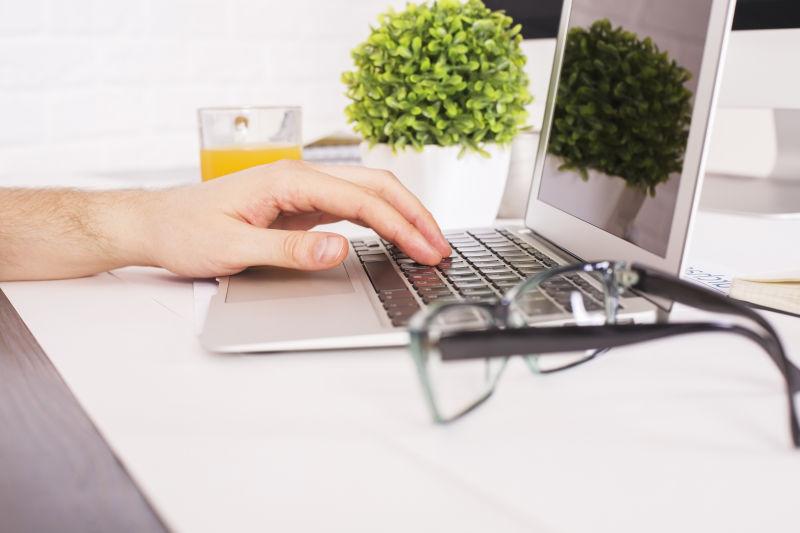 办公桌上的笔记本与眼镜