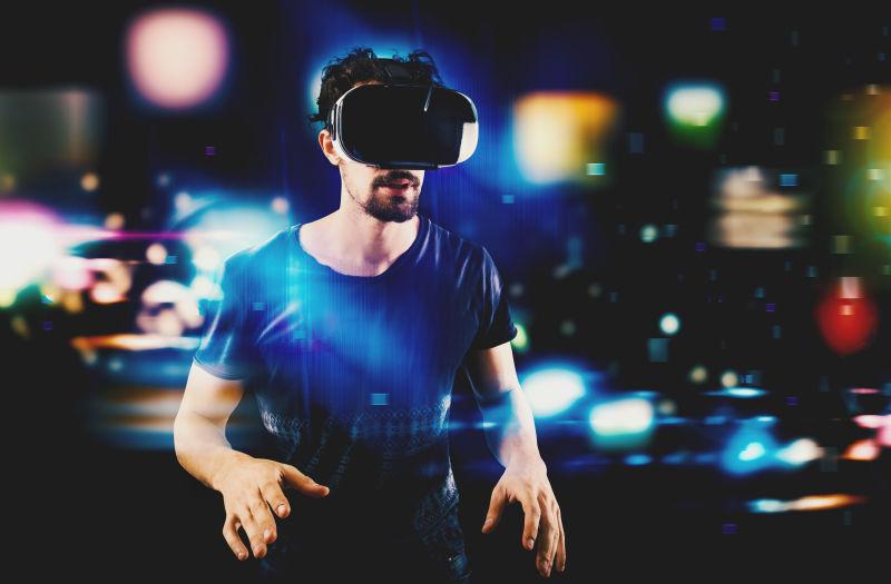 戴VR眼镜的人玩电子游戏