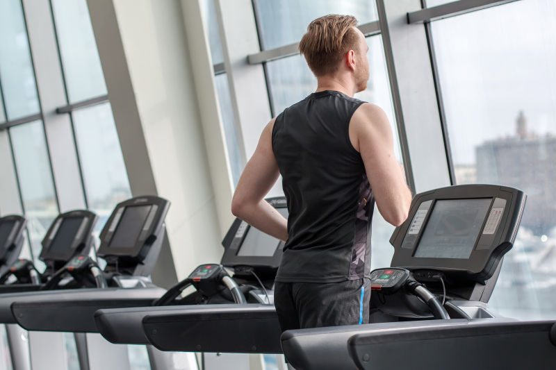 跑步机上的年轻人