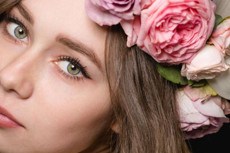 带着鲜花头饰的外国美女