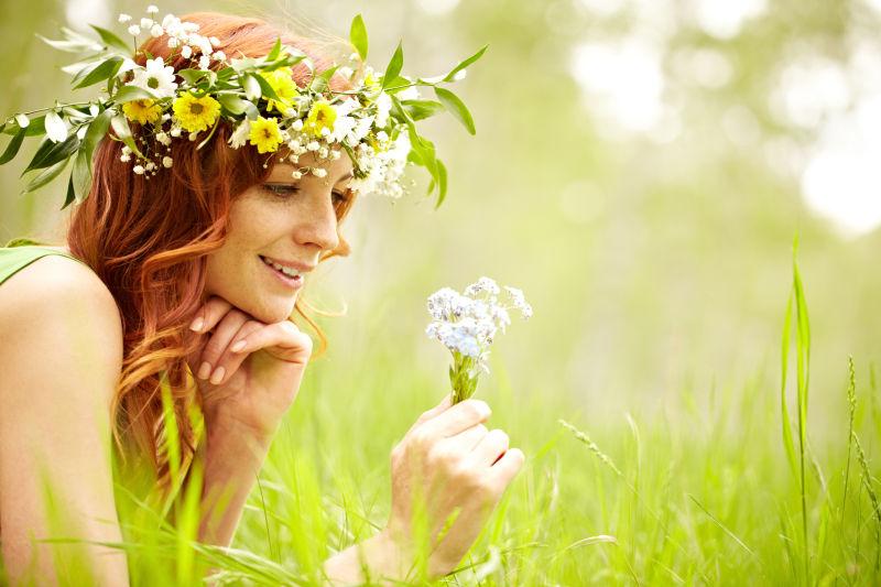 躺在草地上的美女带着美丽的花环