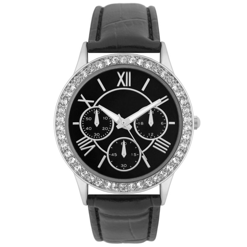 白色背景下的时尚手表