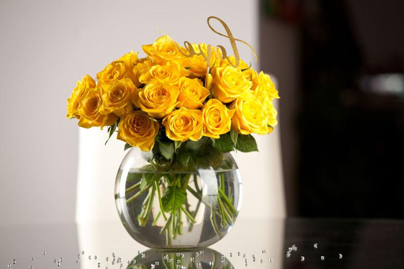 黄色玫瑰花束图片 圆形花瓶里放着黄色玫瑰花素材 高清图片 摄影照片 寻图免费打包下载