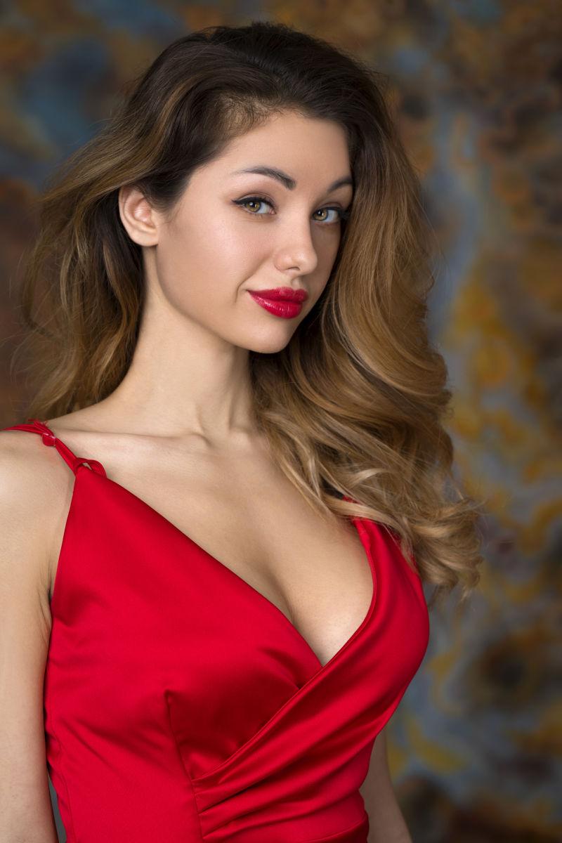 穿着红色连衣裙的年轻漂亮的金发女人