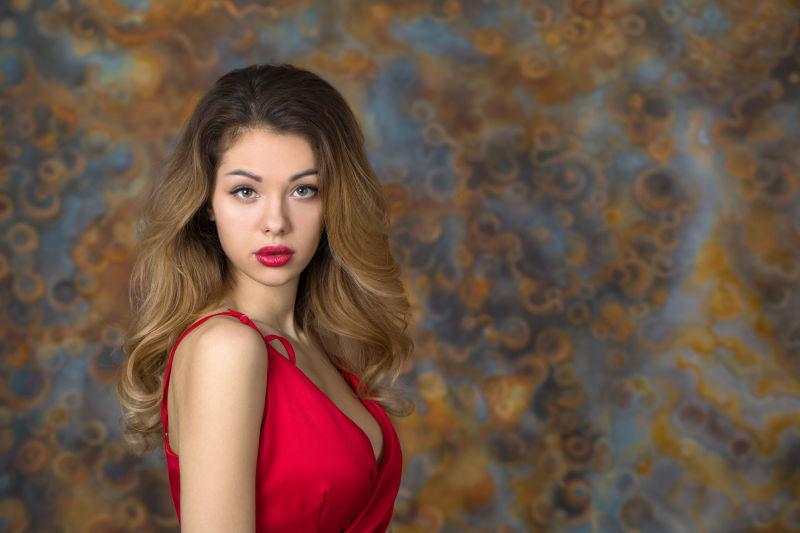 身穿红色连衣裙的金发女孩