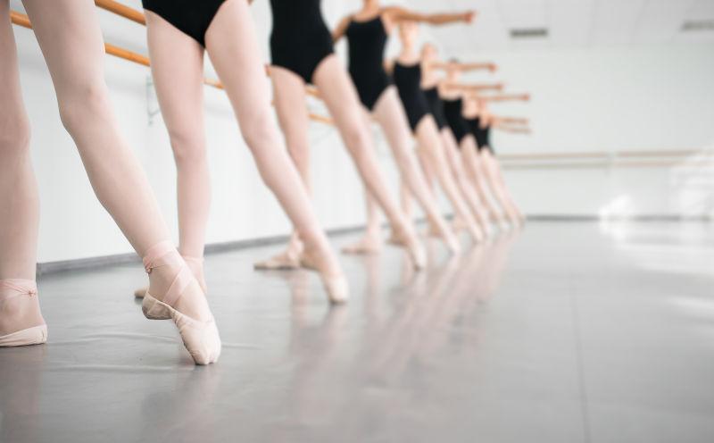 正在舞蹈室里练习的芭蕾舞团队