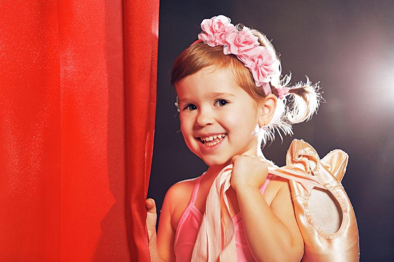 穿着舞蹈服的可爱女孩