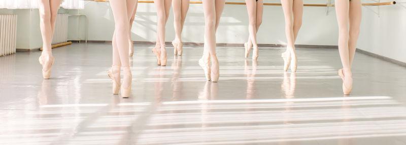 芭蕾舞团队的练习