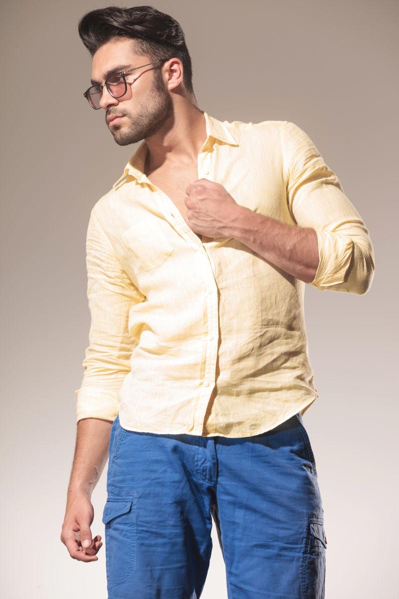 时尚的络腮胡男模特