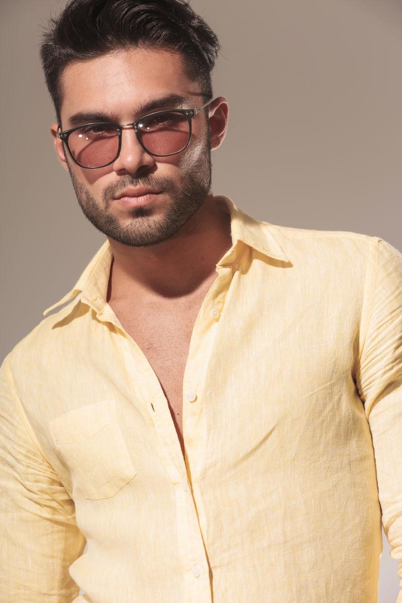 带着墨镜的时尚男模