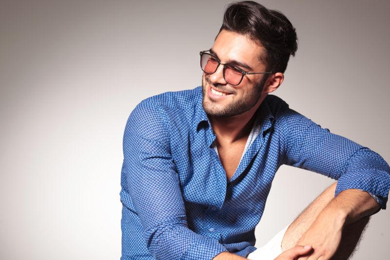 时尚模特的帅气微笑