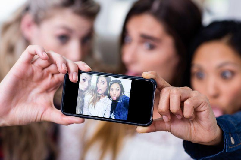 一起搞怪自拍的女性朋友