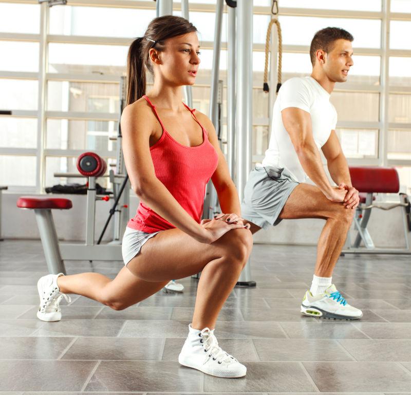 健身房内热身的情侣