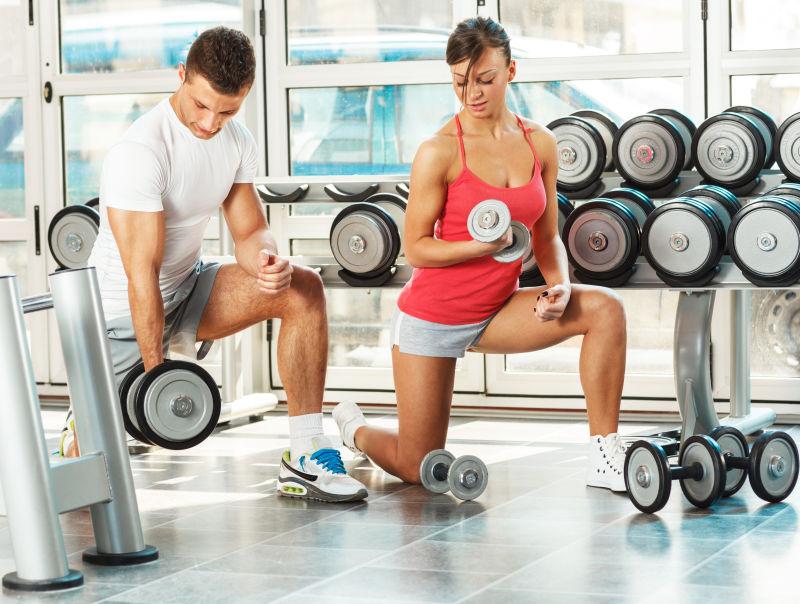 女人指导男人健身