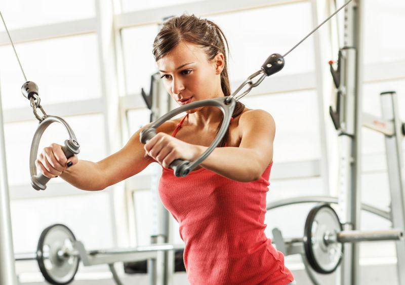 健身房锻炼臂力的年轻美女