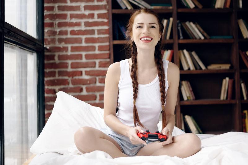 女孩在家里的床上玩