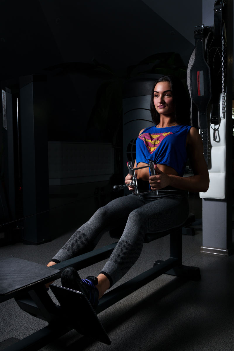 健身房超人图案健身的美女